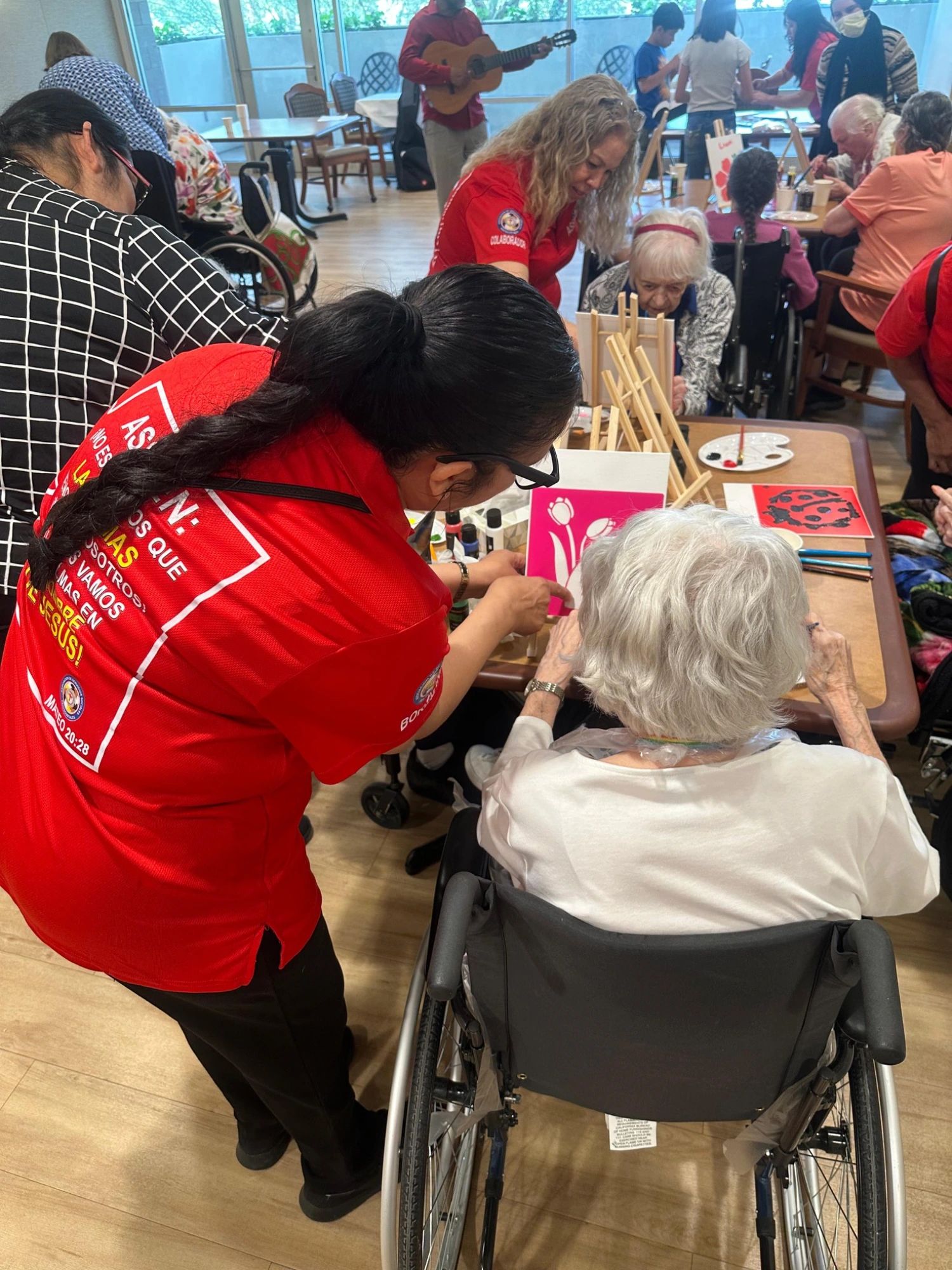 Tarde de pintura con nuestros adultos mayores