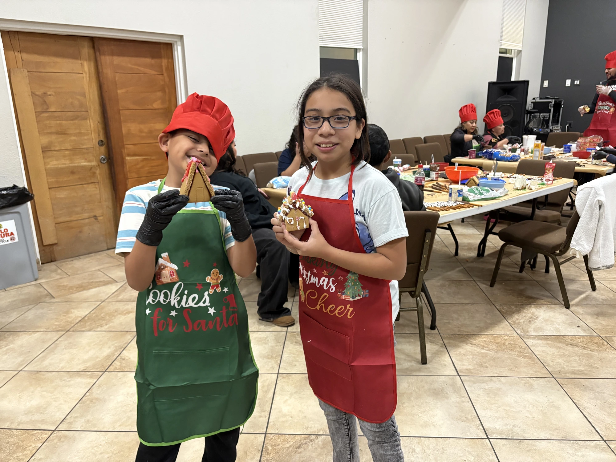 Mochilas y sonrisas para los niños