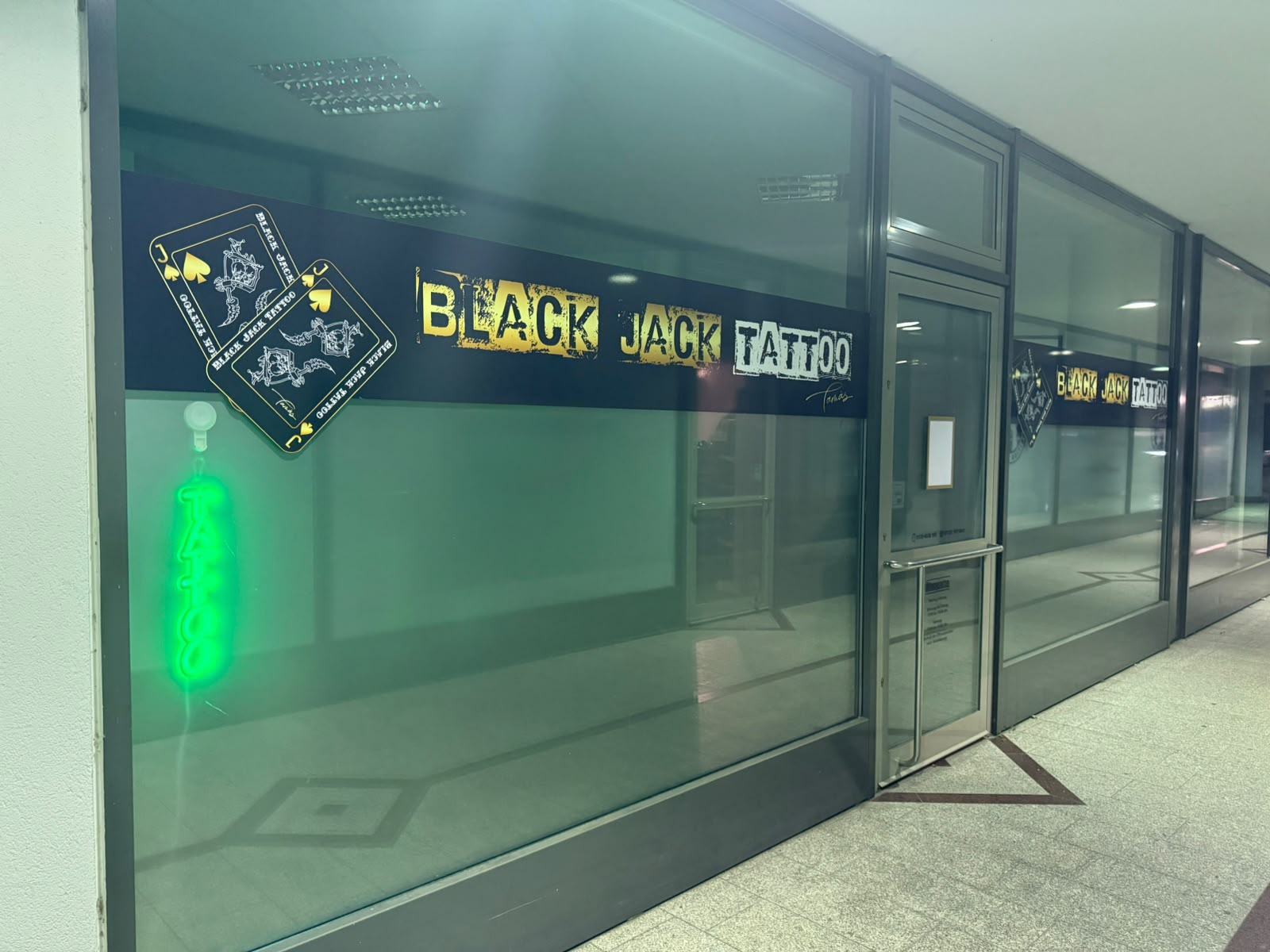 Black Jack Tattoo Schriftzug über dem Studioeingang in Metzingen
