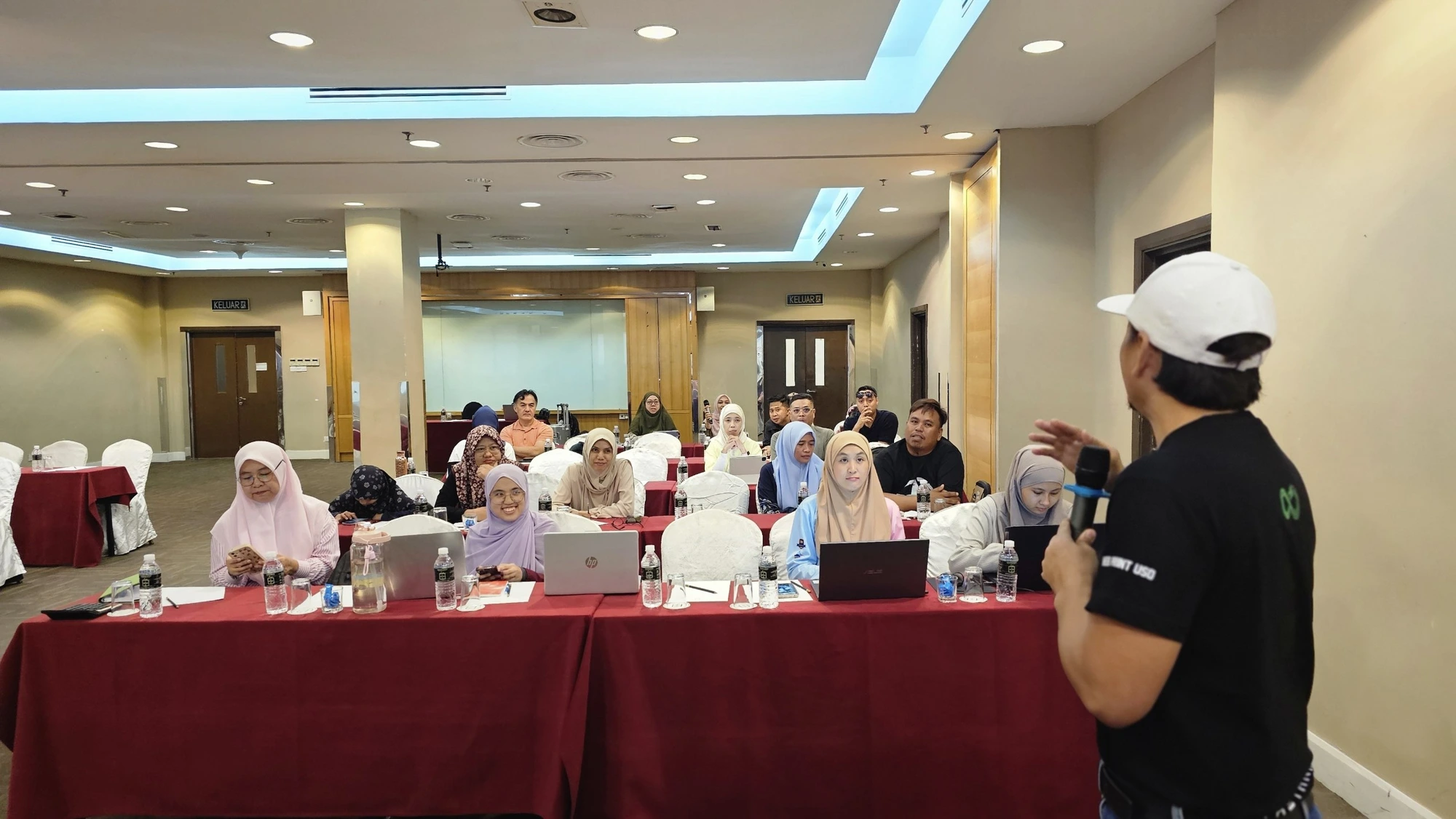 Roadtour Kota Kinabalu - Instructor Presenting to Hall