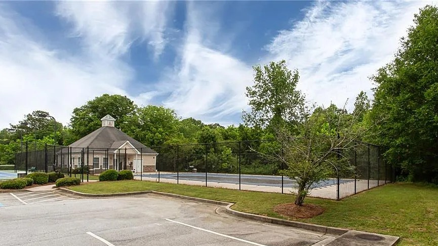 Pool & Clubhouse