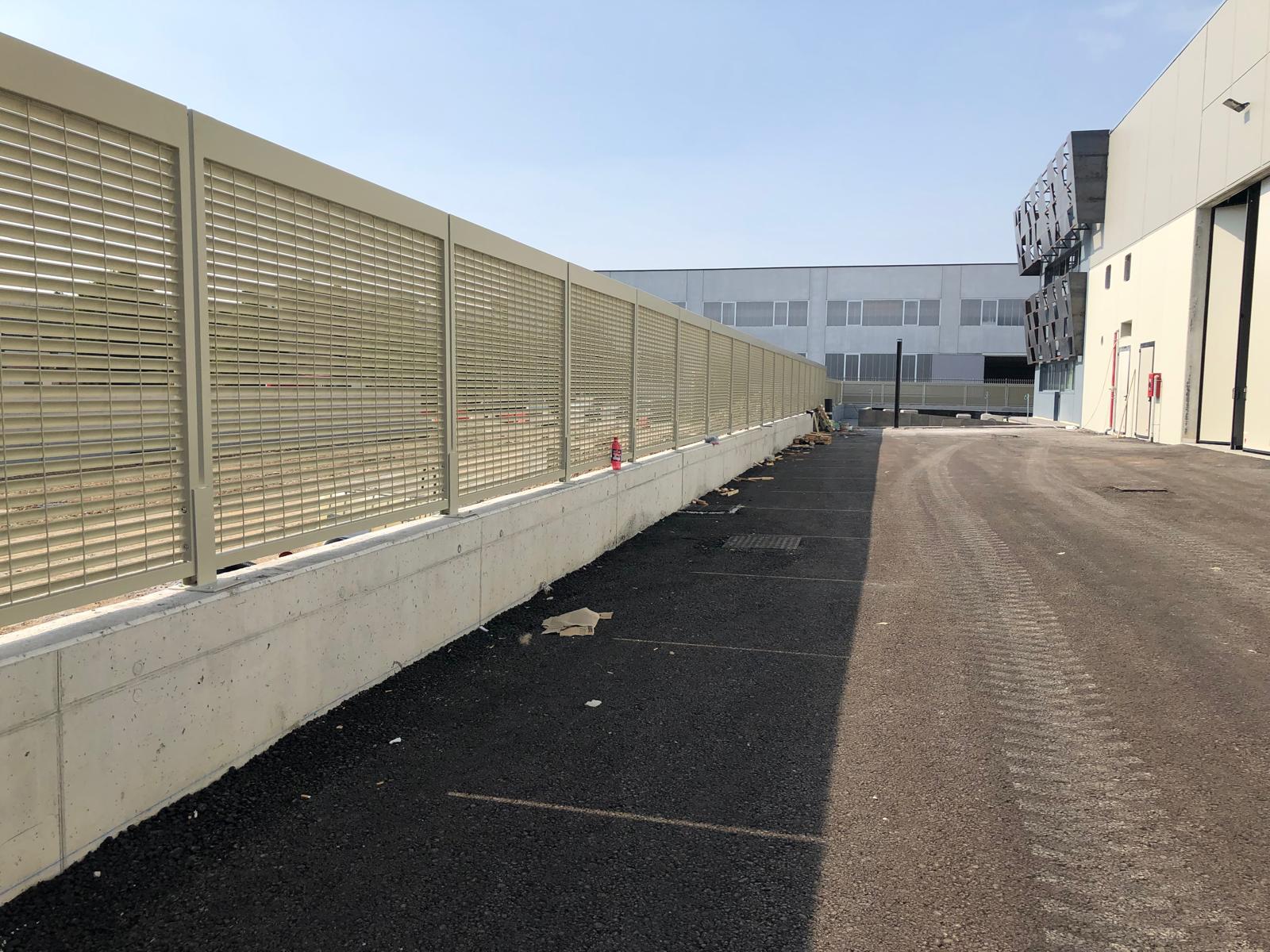 Schermature in grigliato su muro di contenimento — vista d'insieme