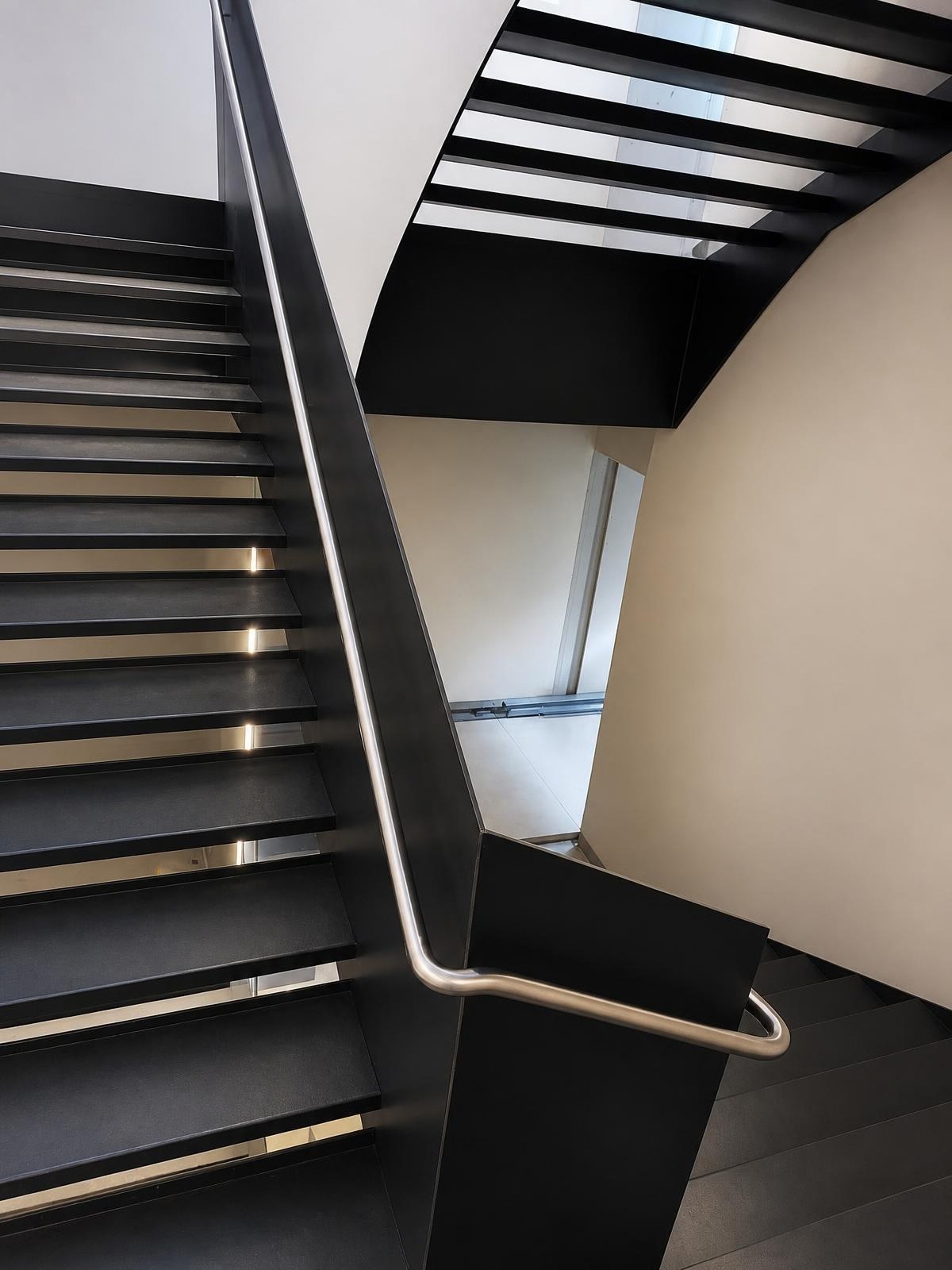 Scala interna in acciaio con corrimano inox