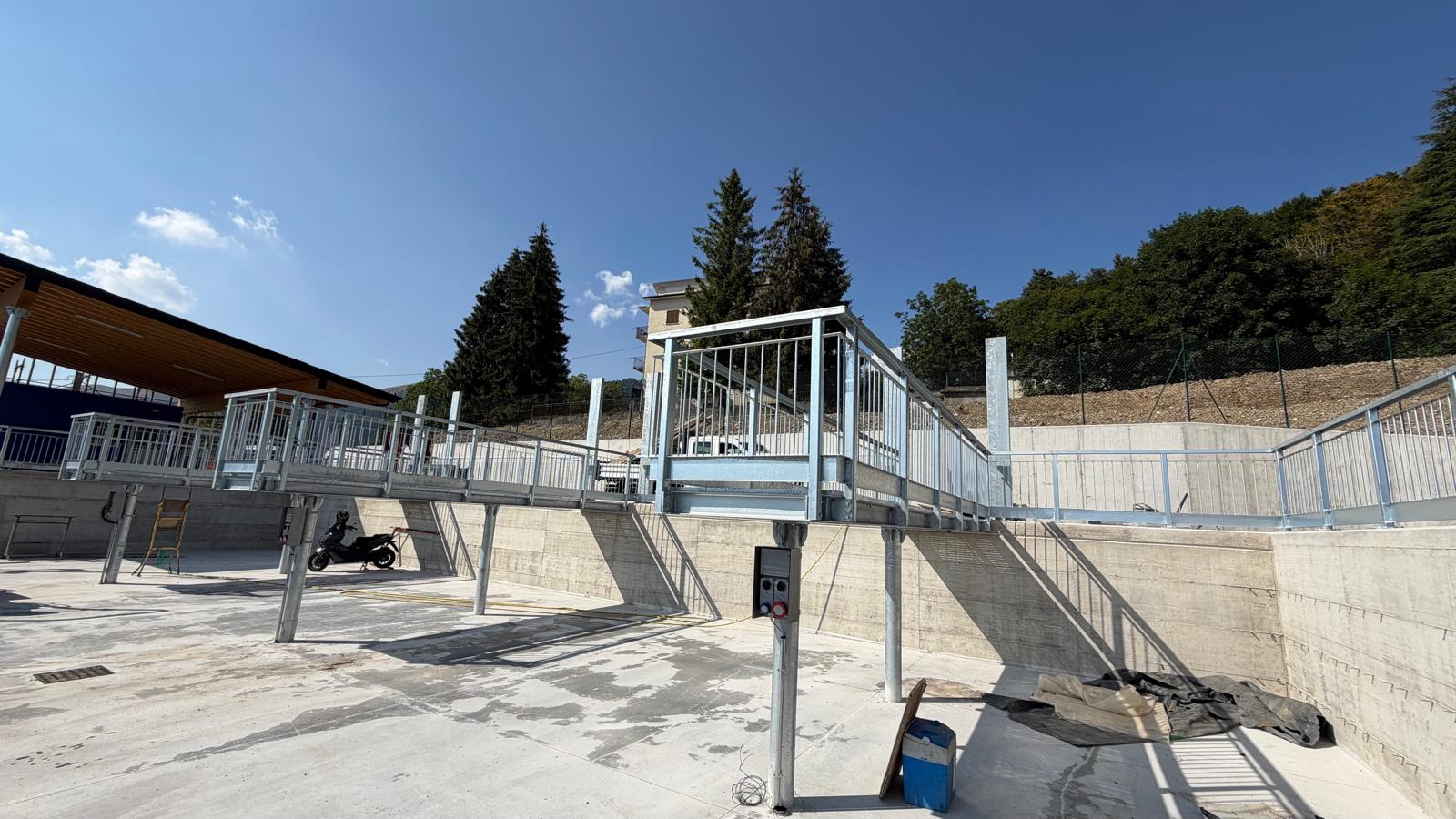 Scala con ringhiera zincata a barotto e pilastro di sostegno