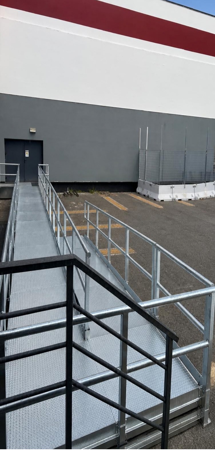 Rampa di accesso zincata con doppio corrimano