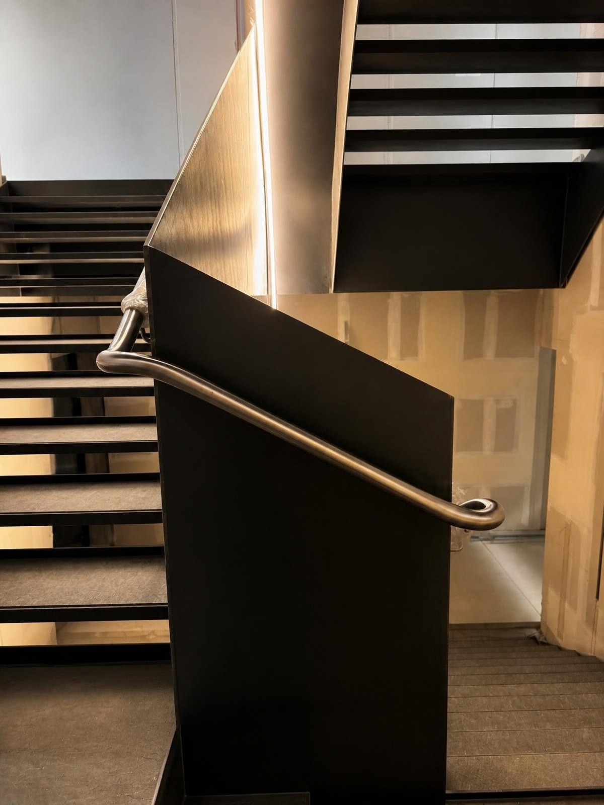 Dettaglio scala interna con corrimano e illuminazione LED