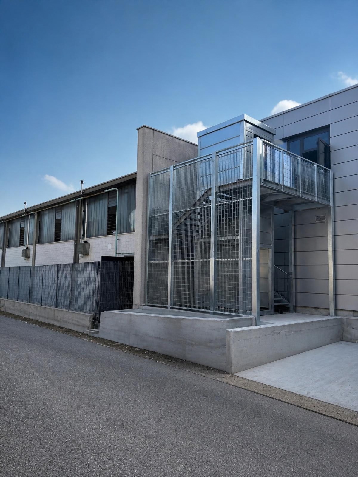 Scala esterna zincata con castello e pianerottoli — vista d'insieme