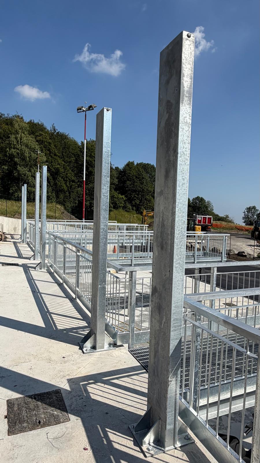 Passerelle sopraelevate zincate su pilastri — dettaglio