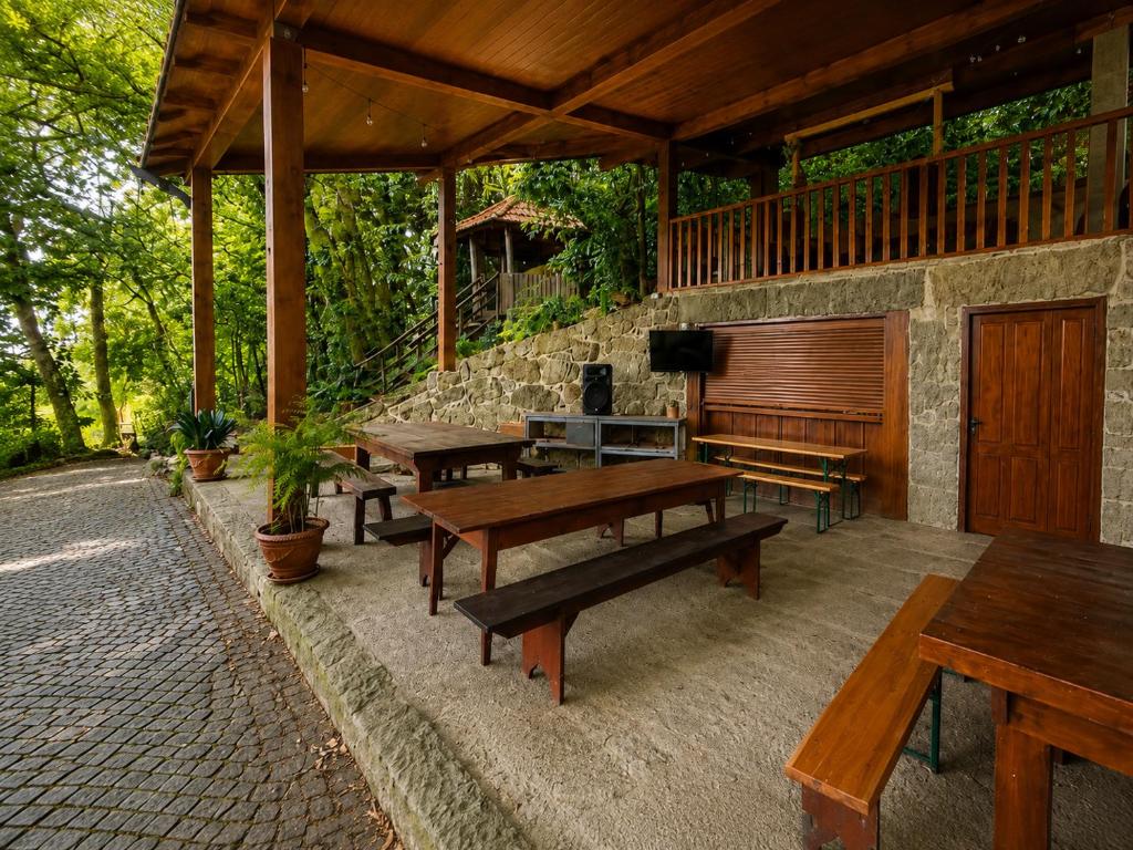 Terraço coberto com mesas corridas para eventos