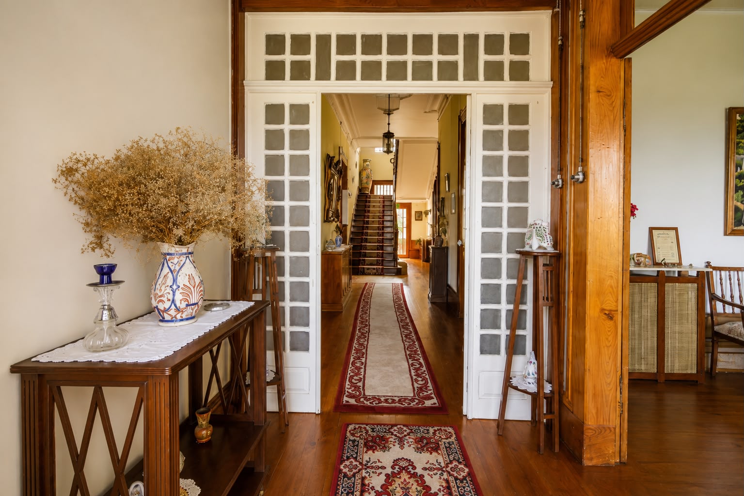 Entrada com portas envidraçadas e corredor da casa