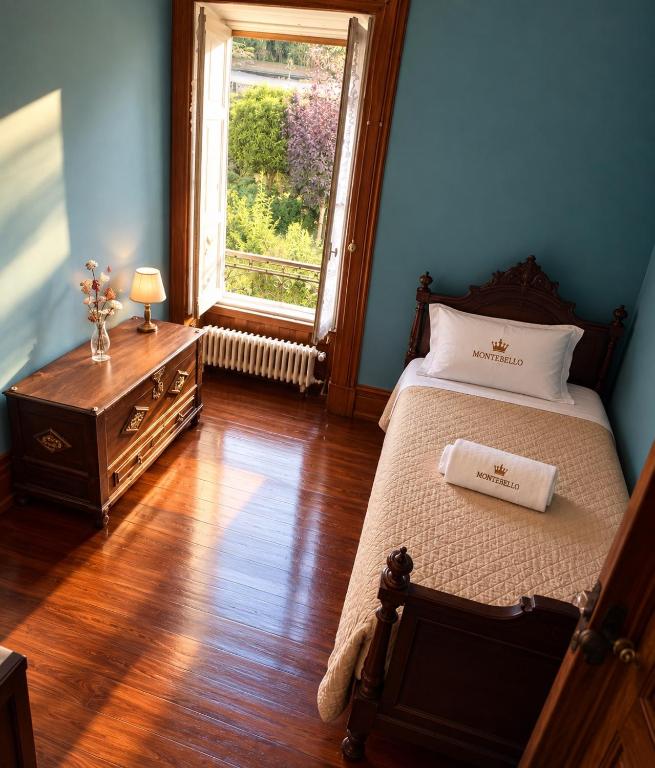 Quarto azul com cama individual e janela com vista para o jardim