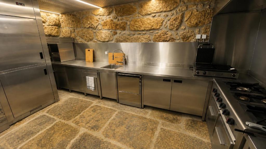 Cozinha profissional em inox e pedra para eventos