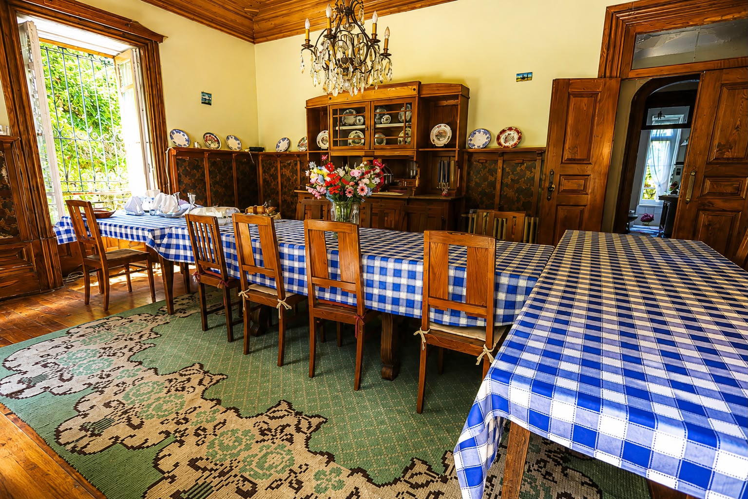 Sala de jantar com mesas e toalhas aos quadrados azuis