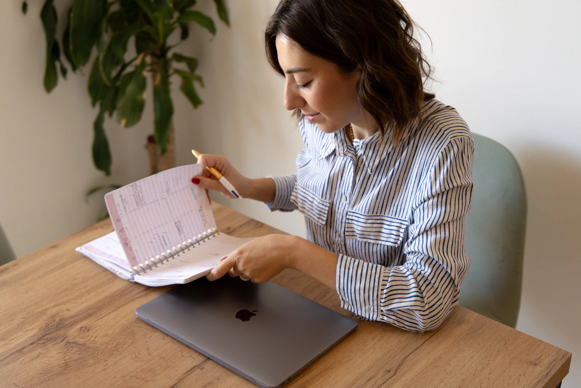 Veronica mentre scrive appunti per le sue guide